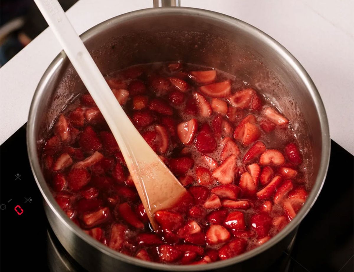 El proceso de elaboración de esta receta de dulce de frutilla casero no es demasiado complicado y todo el mundo la puede hacer. El proceso de elaboración de esta receta de dulce de frutilla casero no es demasiado complicado y todo el mundo la puede hacer.