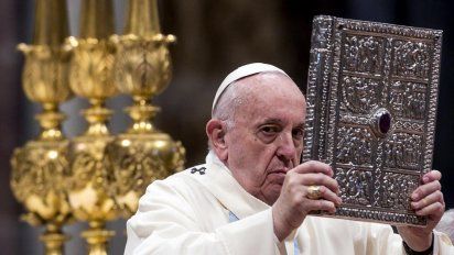 El papa Francisco defendió la vacunación como una forma de prevenir y combatir las enfermedades: Cuando éramos chicos nos daban las vacunas con azúcar, evocó.