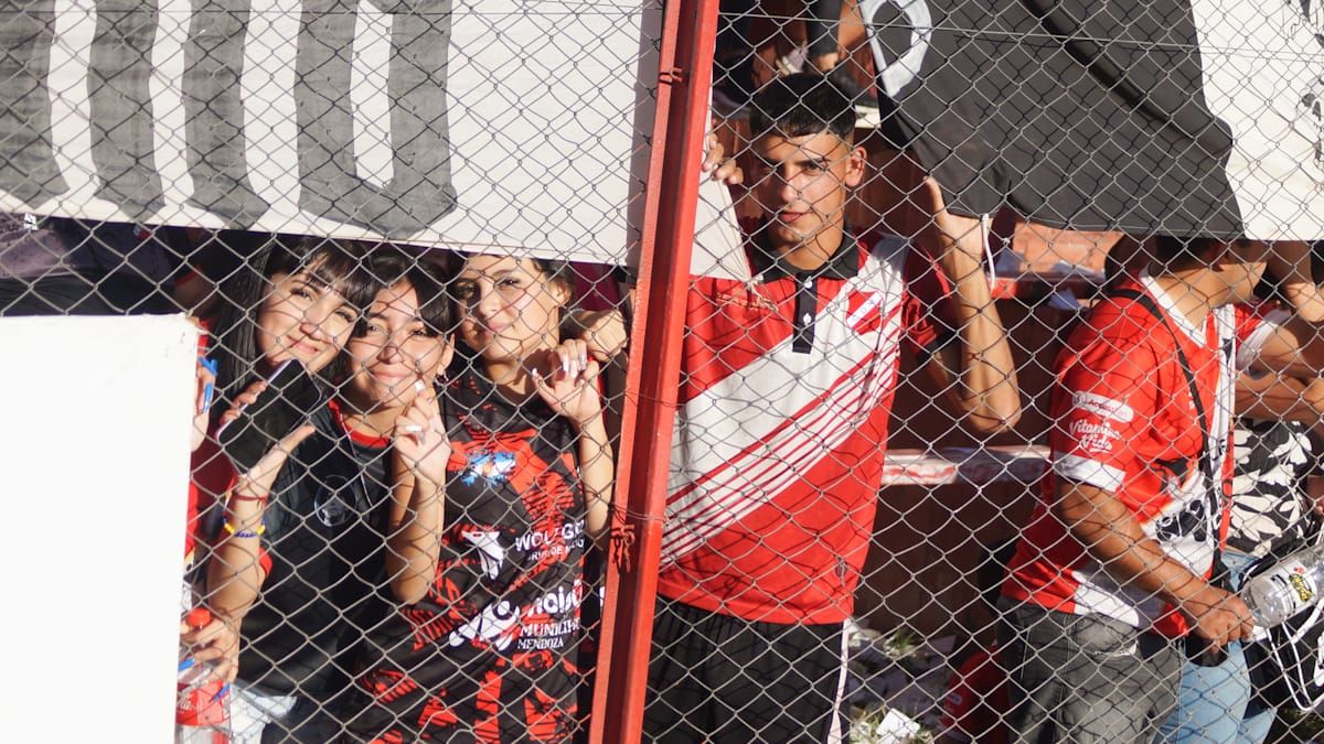 Deportivo Maipú tuvo un fuerte apoyo en la victoria ante Racing de Córdoba. Deportivo Maipú tuvo un fuerte apoyo en la victoria ante Racing de Córdoba.