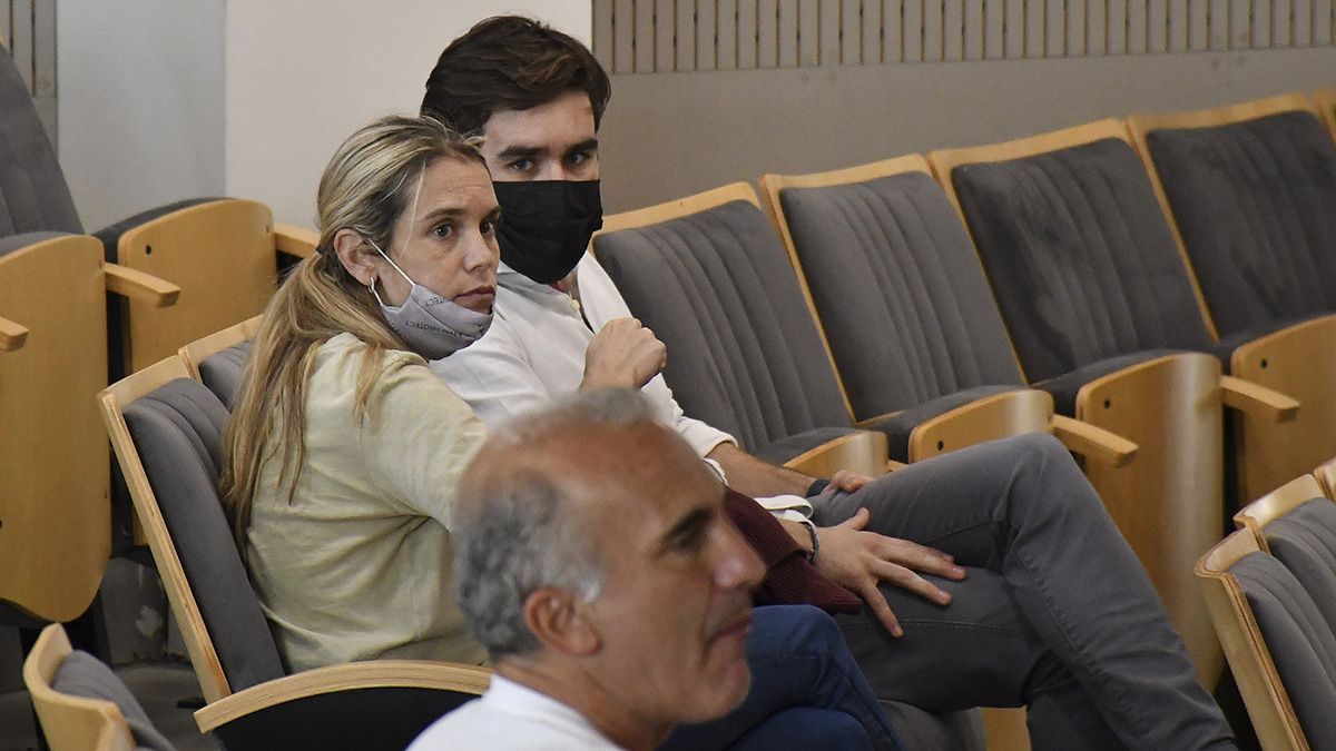 Los hijos de Nora Dalmasso, Facundo y Valentina Macarrón escucharon con atención el testimonio de una de las amigas de la mujer asesinada en noviembre de 2006