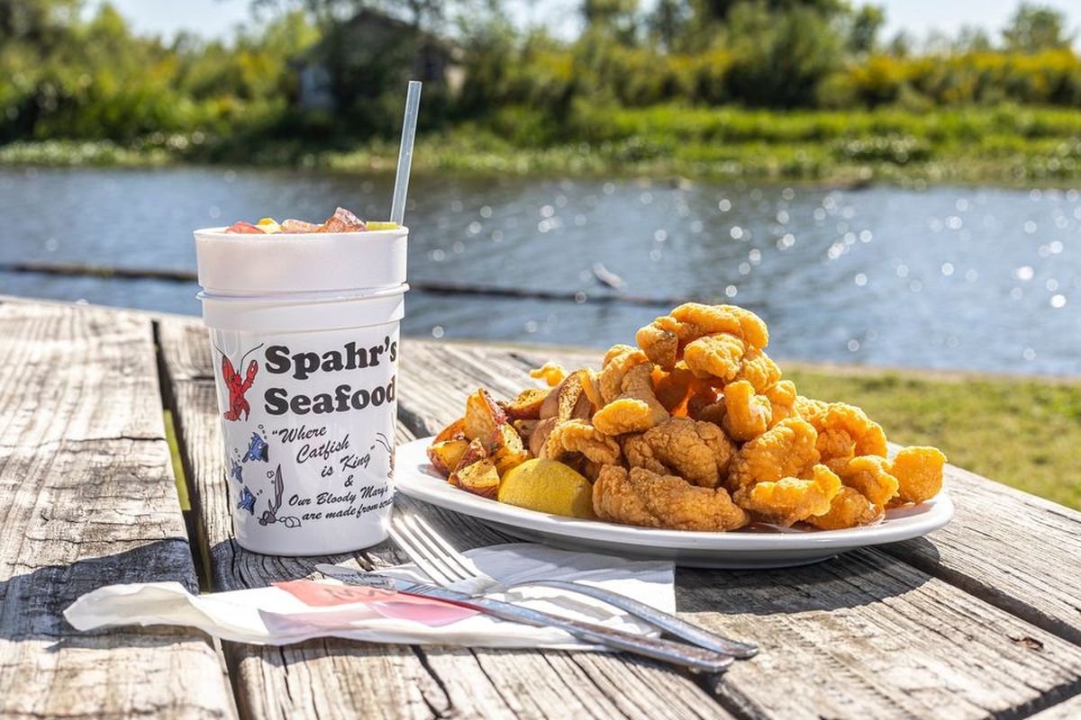 Este restaurante es la joya del pueblo. Este restaurante es la joya del pueblo.