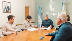 El intendente de Tupungato, Gustavo Aguilera firmó contrato con la empresa que llevará adelante las obras del Acueducto Oeste.