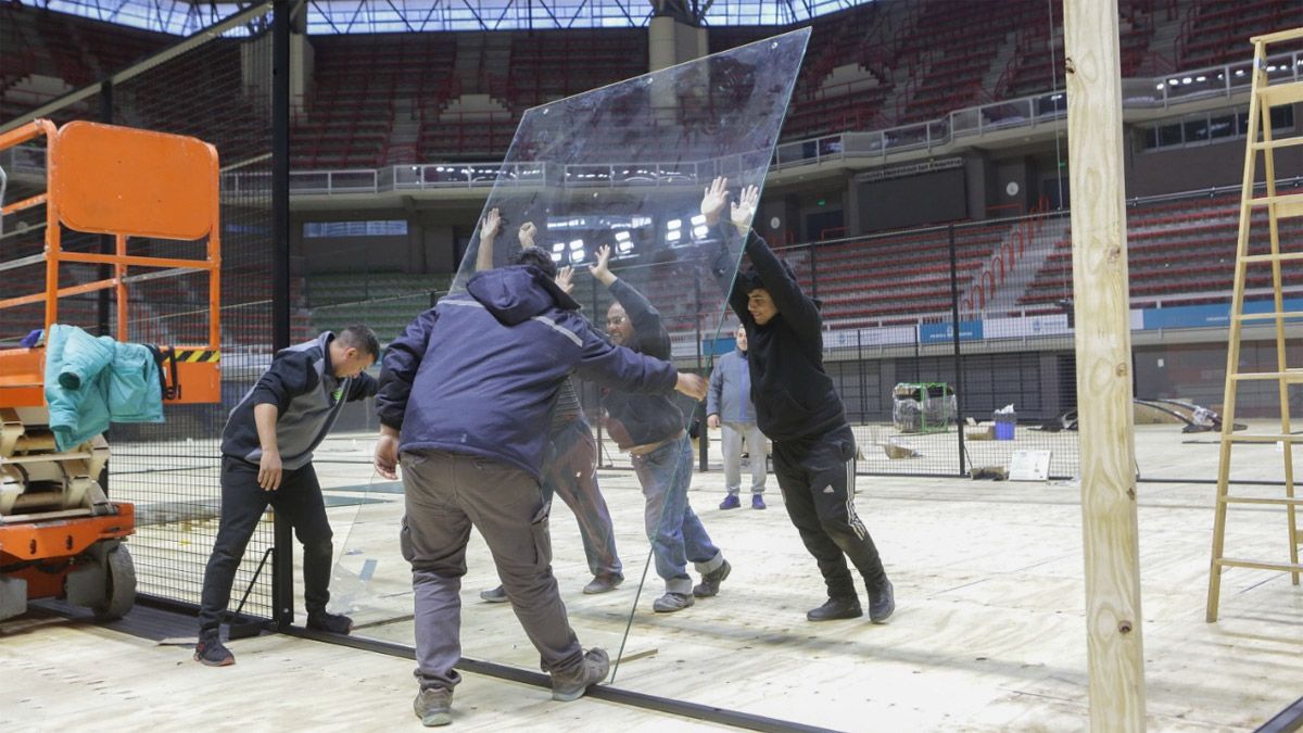 Operarios montan las canchas en el Aconcagua Arena para la disputa del Mendoza Premier Padel 2022.