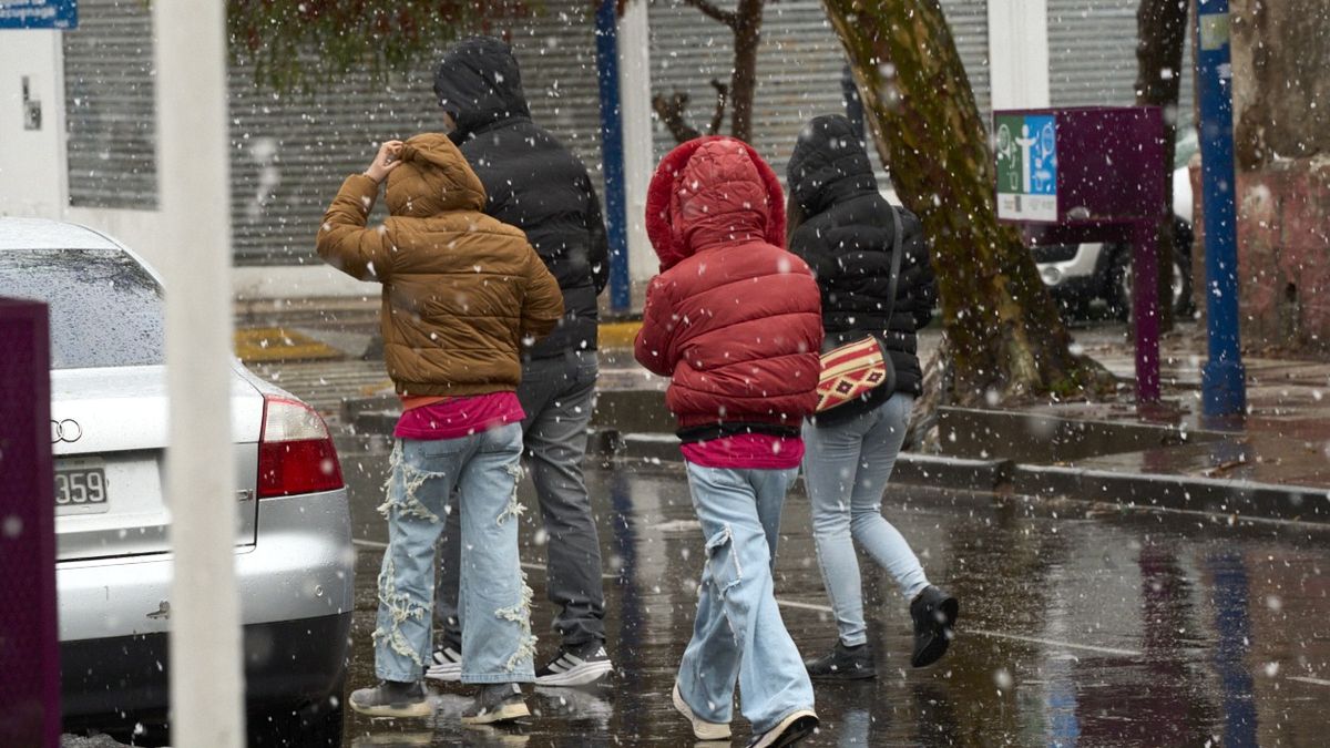 Una familia bajo la nieve en Mendoza. Una familia bajo la nieve en Mendoza.