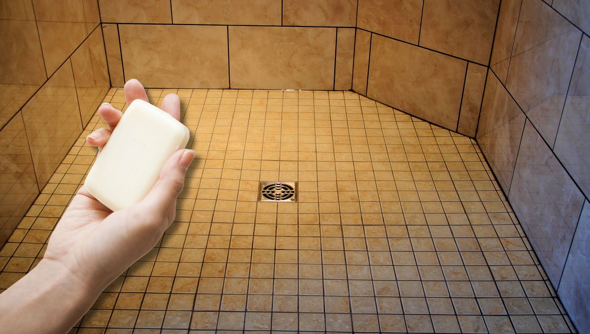 El truco casero para limpiar los restos de jabón del piso de la ducha