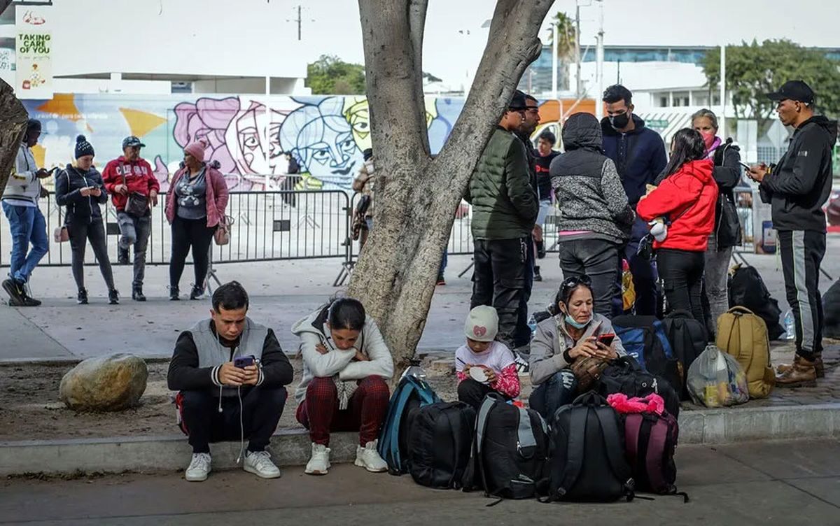 Inmigrantes deportados en el puerto fronterizo de El Chaparral, en Tijuana (México). Crédito: EFE/ Joebeth Terríquez. Inmigrantes deportados en el puerto fronterizo de El Chaparral, en Tijuana (México). Crédito: EFE/ Joebeth Terríquez.