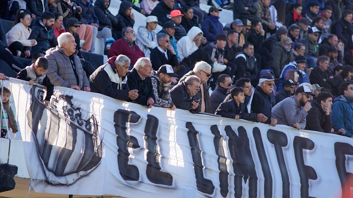 Los hinchas de Gimnasia y Esgrima se acercaron a alentar al equipo ante Estudiantes de Río Cuarto. Los hinchas de Gimnasia y Esgrima se acercaron a alentar al equipo ante Estudiantes de Río Cuarto. 