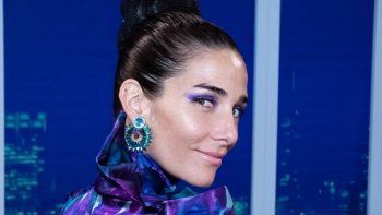 Juana Viale describió su look y se levantó la falda para mostrar más