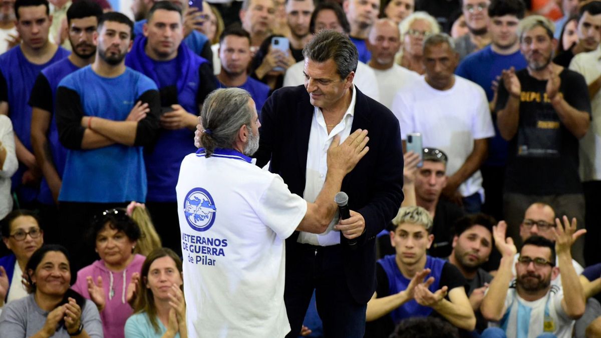 Sergio Massa saluda a un veterano de la Guerra de Malvinas.