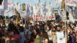Varios reclamos y reivindicaciones convergieron&nbsp; en las calles de Mendoza. Fuerte críticas hacia el Gobierno.