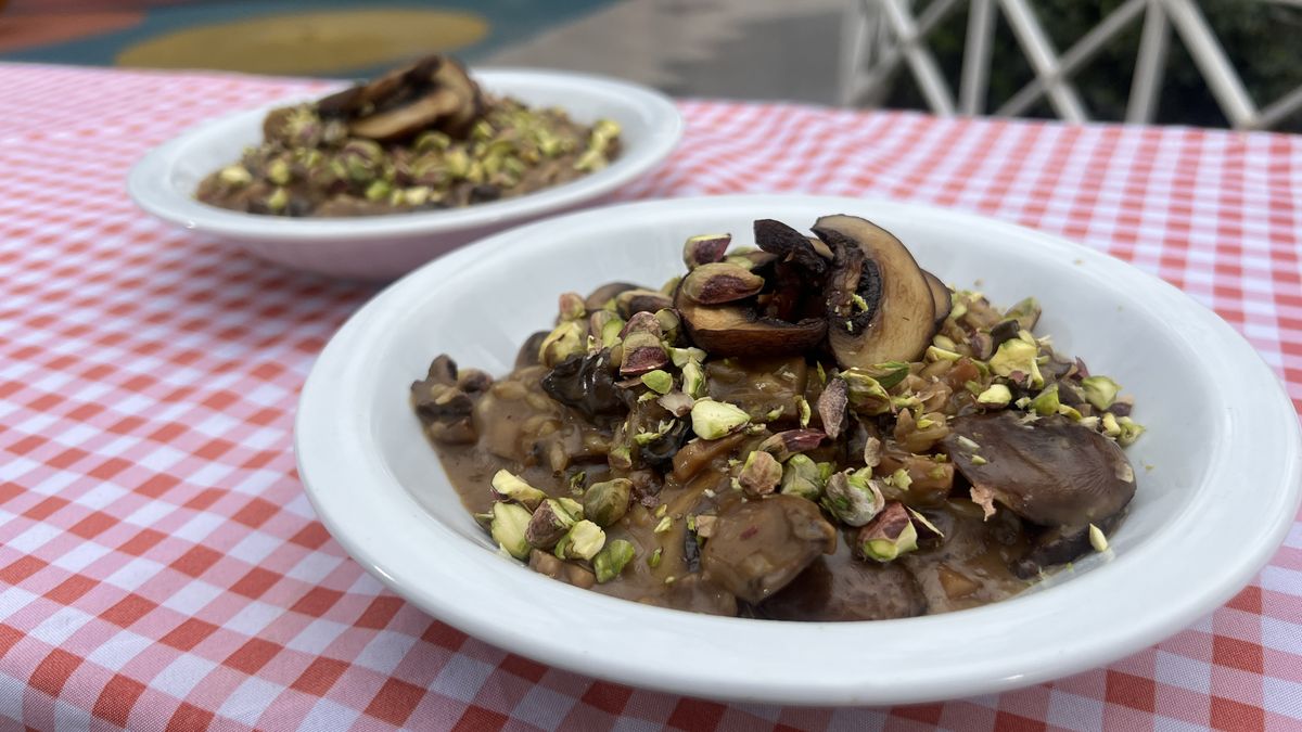 Un bocado presenta la receta del risotto de hongos, panceta ahumada y pistacho.