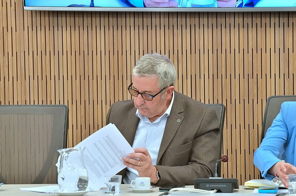 Julio Cobos es el vicepresidente segundo de la Cámara de Diputados de la Nación. Pasaría a ser el vicepresidente tercero. Julio Cobos es el vicepresidente segundo de la Cámara de Diputados de la Nación. Pasaría a ser el vicepresidente tercero.