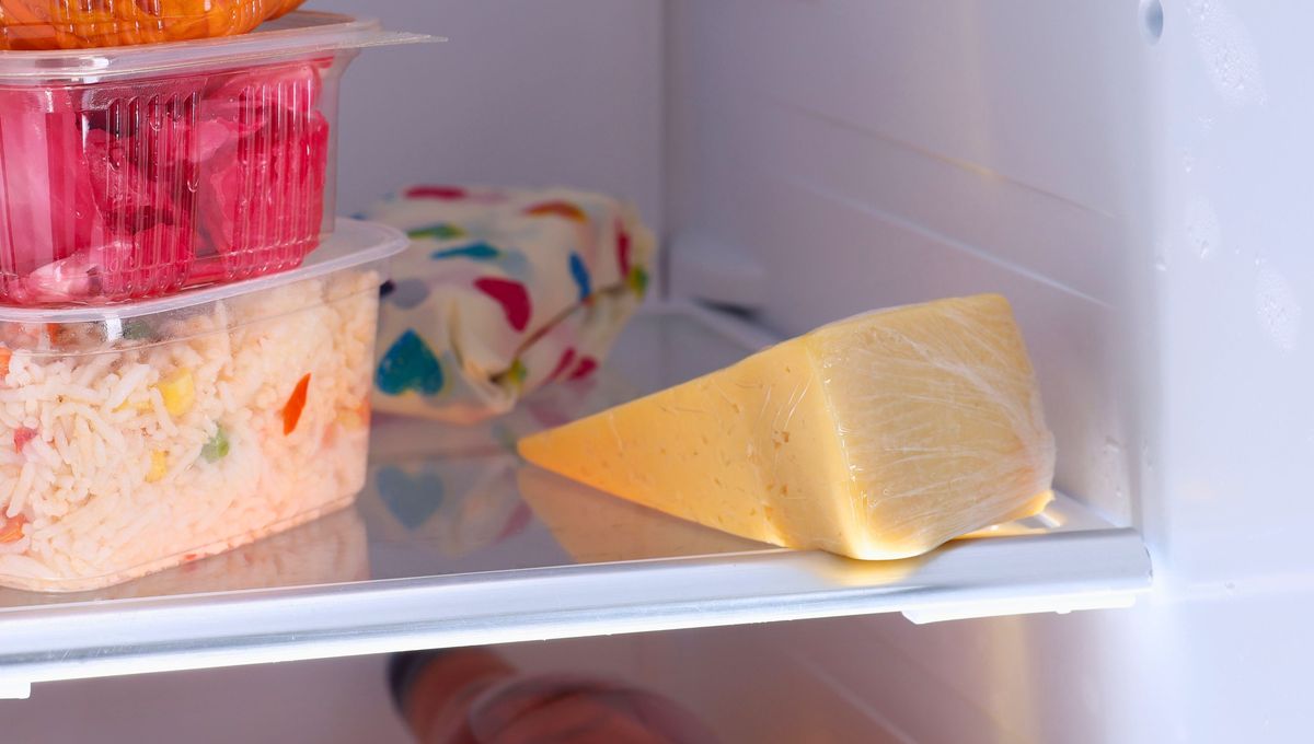 Sin importar cómo guardes el queso o cuánto frío recibe, siempre hay que chequear que está en buen estado antes de consumirlo. Sin importar cómo guardes el queso o cuánto frío recibe, siempre hay que chequear que está en buen estado antes de consumirlo.