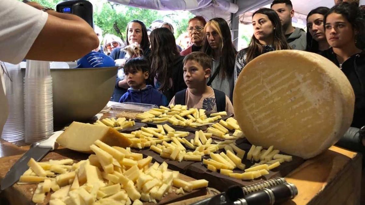La Fiesta del Queso Tandilero es una de las festividades más tradicionales de la Provincia de Buenos Aires que atrae al turismo La Fiesta del Queso Tandilero es una de las festividades más tradicionales de la Provincia de Buenos Aires que atrae al turismo