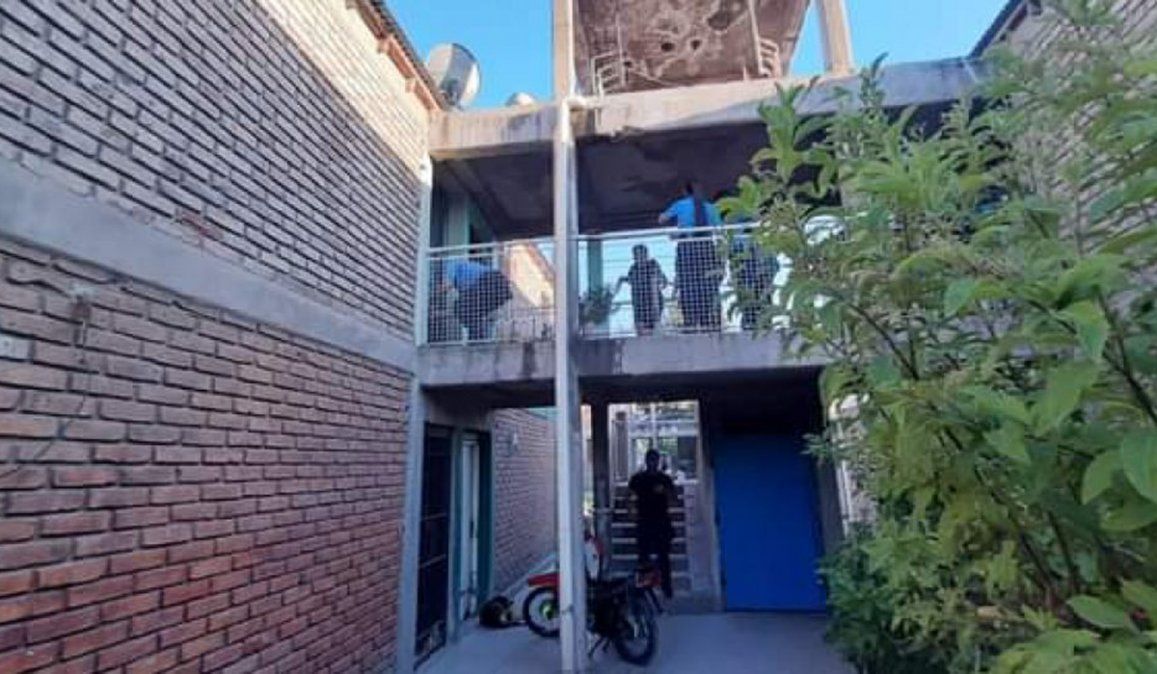 El joven atacó a su novia al rociarla con nafta y prenderla fuego, por lo que fue detenido y acusado de lesiones en un caso de violencia de género