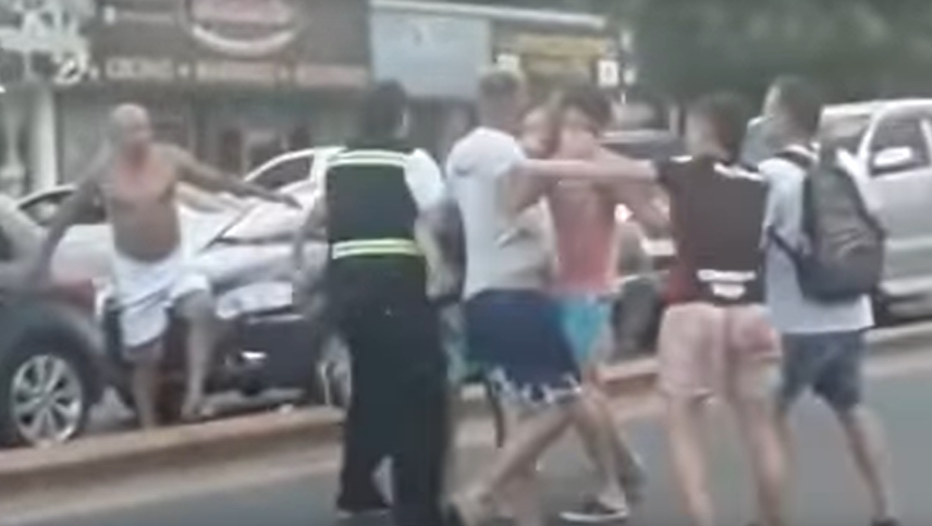 Video: una batalla campal en plena calle conmocionó Carlos Paz