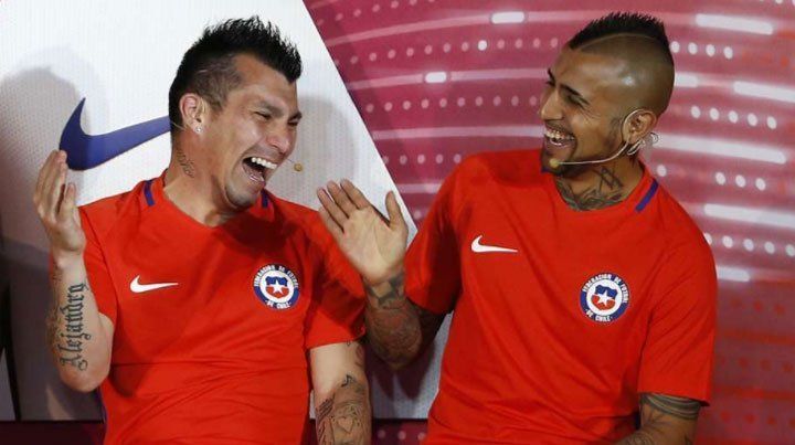 Gary Medel se hizo el pillo y le arrebató un beso a una carabinera
