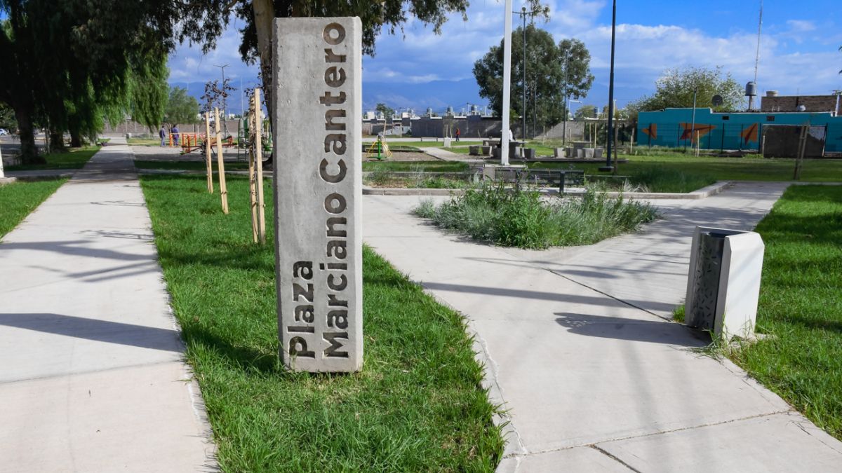 La Municipalidad de Guaymallén hizo un emotivo homenaje al bautizar una plaza nueva con el nombre del fallecido músico Marciano Cantero, quien fuera un ilustre vecino del departamento.