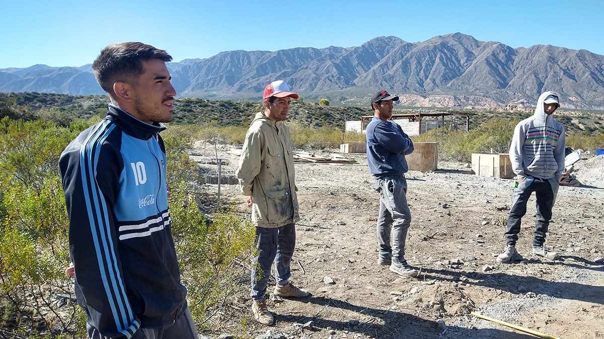 Gonzalo (izquierda) junto a su equipo.