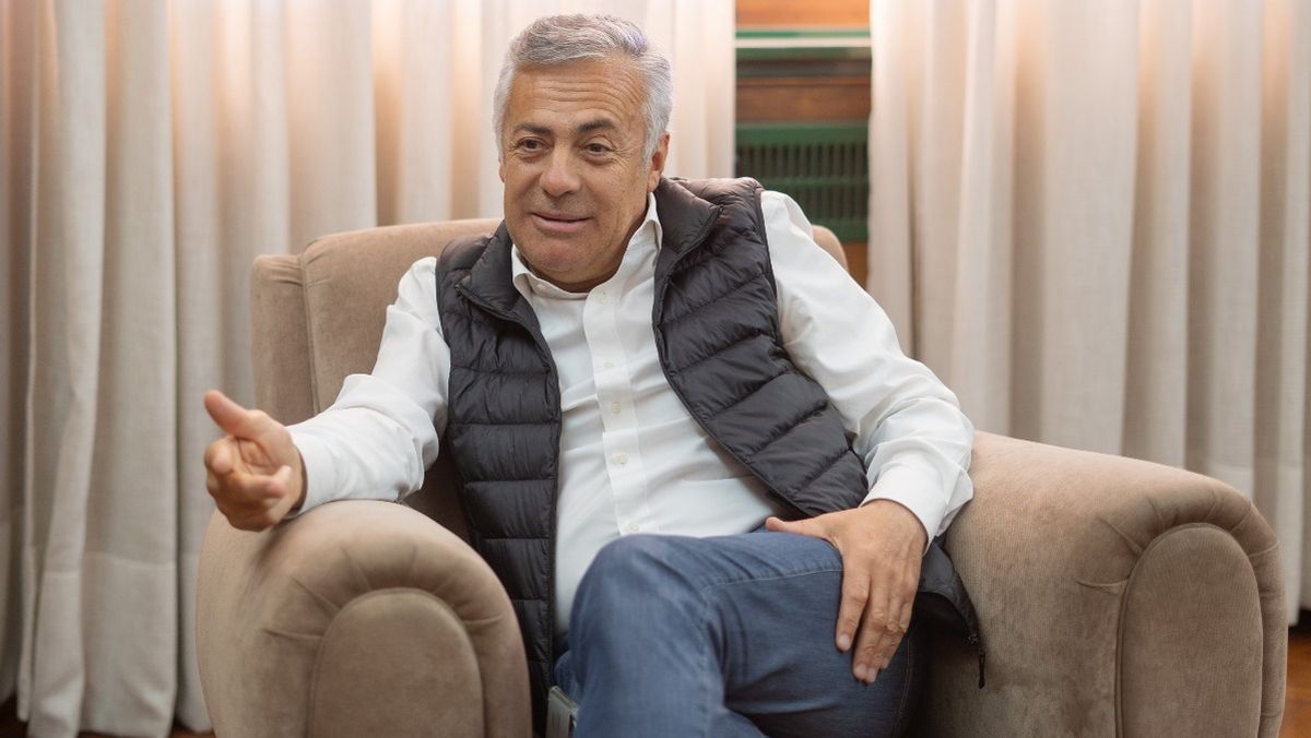 En calidad de director técnico, Alfredo Cornejo se guarda para sí dónde jugará cada uno de los integrantes del equipo que busca poner en Casa de Gobierno desde el 9 de diciembre. En calidad de director técnico, Alfredo Cornejo se guarda para sí dónde jugará cada uno de los integrantes del equipo que busca poner en Casa de Gobierno desde el 9 de diciembre.