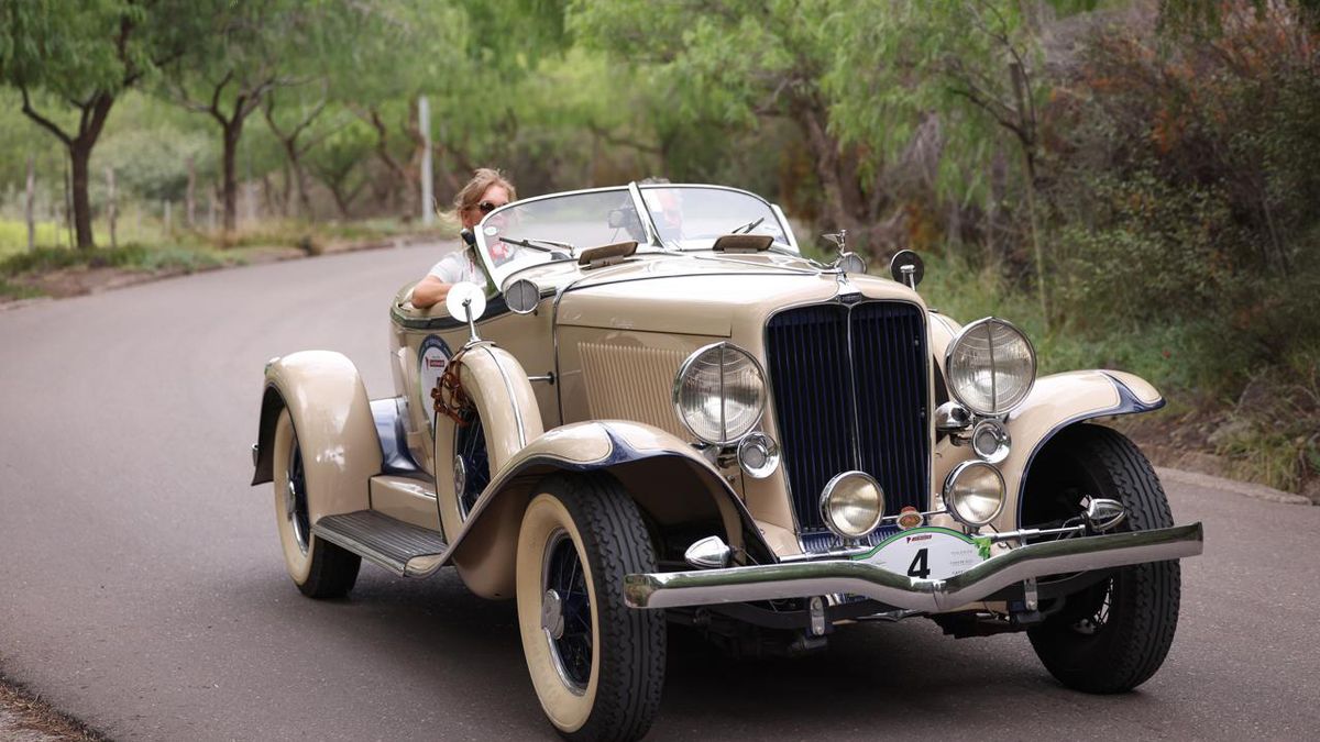 Uno de los autos más pintorescos y elegantes del Rally de las Bodegas. Uno de los autos más pintorescos y elegantes del Rally de las Bodegas.