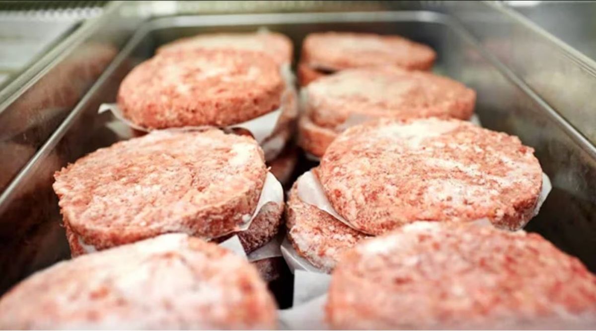 Extraña muerte. Intentó separar dos hamburguesa congeladas y murió apuñalado. Extraña muerte. Intentó separar dos hamburguesa congeladas y murió apuñalado.