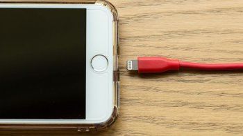 Se quedó dormido con el celular cargándolo y murió electrocutado