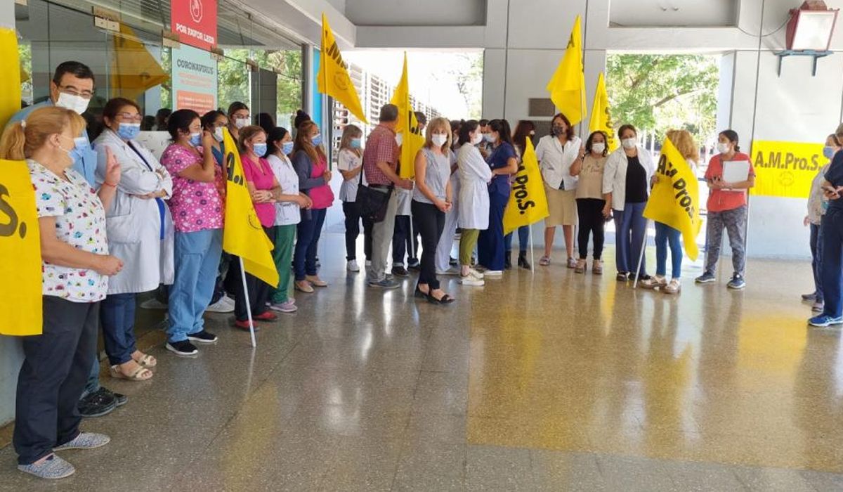 Los médicos nucleados en AMPROS también protestaron en marzo por la situación salarial.