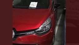 Estacionó mal el auto y le pegaron un cartel que fue viral
