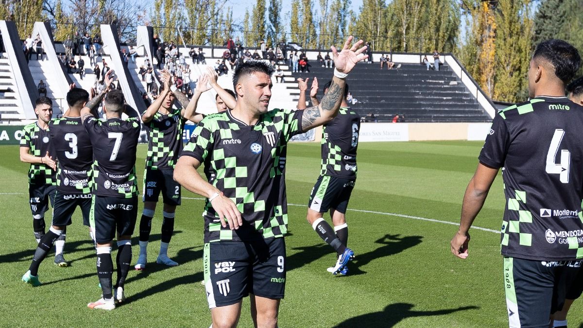El delantero Luis Silba es el goleador de Gimnasia y Esgrima en la Primera Nacional. El delantero Luis Silba es el goleador de Gimnasia y Esgrima en la Primera Nacional.