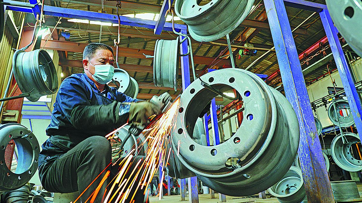 Un empleado trabaja en unas llantas en Lianyungang Allen Iron Steel Co en Lianyungang