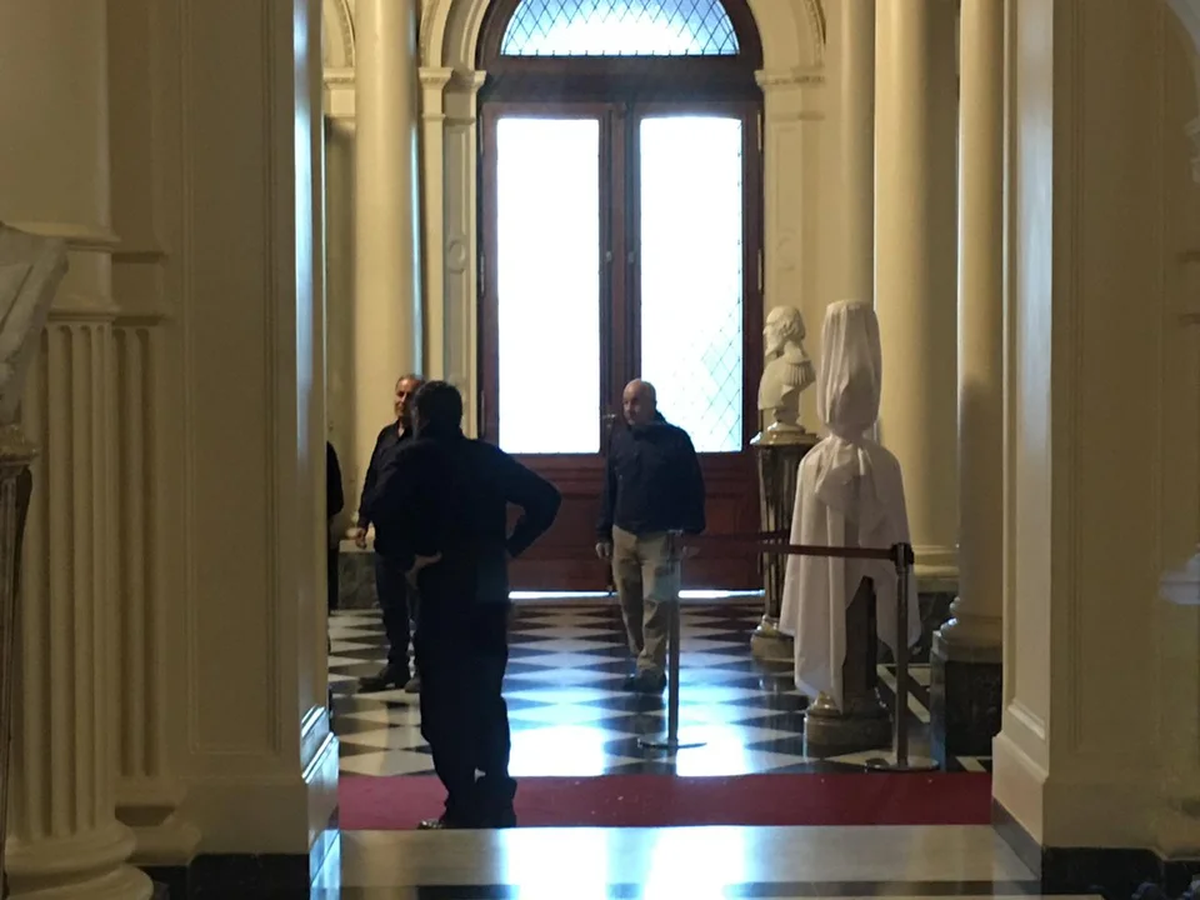 El busto de Menem está listo para ser inaugurado.