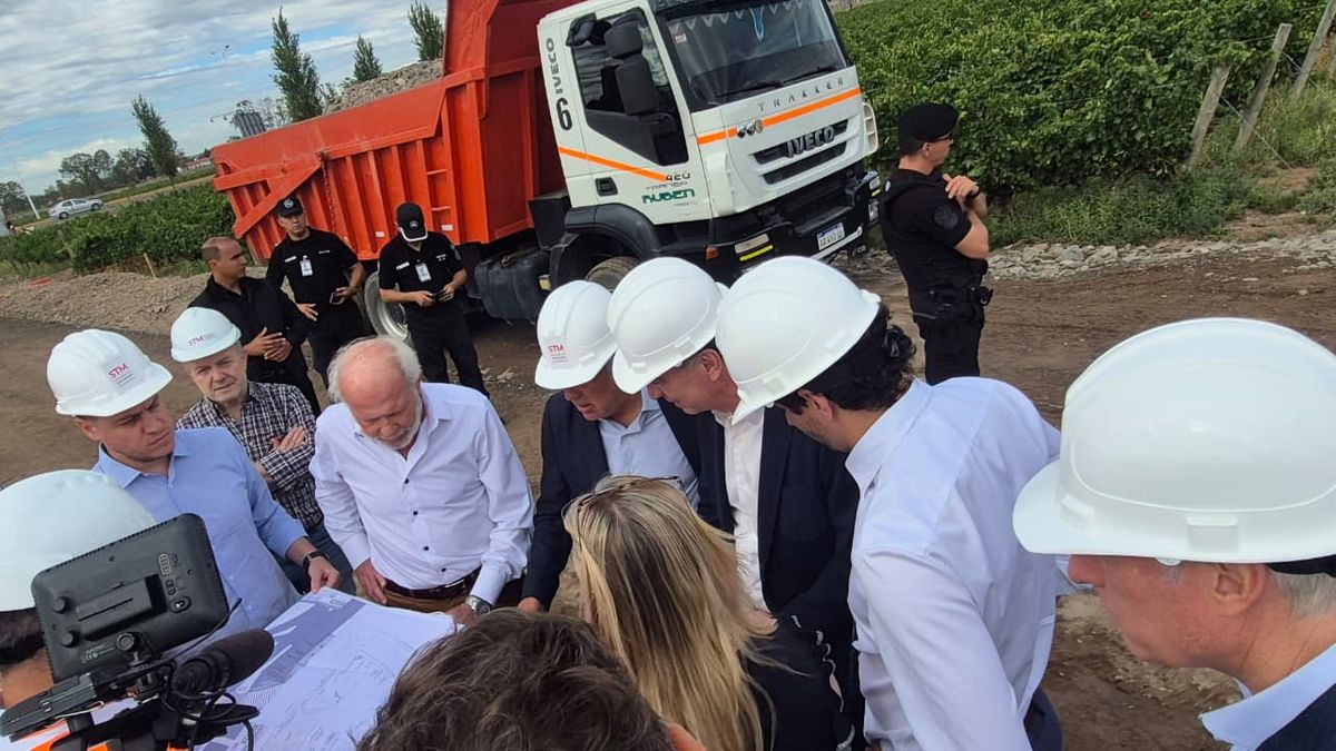 El gobernador Alfredo Cornejo y el ministro del Interior, Diego Santilli repasaron el avance de obra del Metrotranvía que unirá el aeropuerto con la Ciudad de Mendoza. El gobernador Alfredo Cornejo y el ministro del Interior, Diego Santilli repasaron el avance de obra del Metrotranvía que unirá el aeropuerto con la Ciudad de Mendoza.