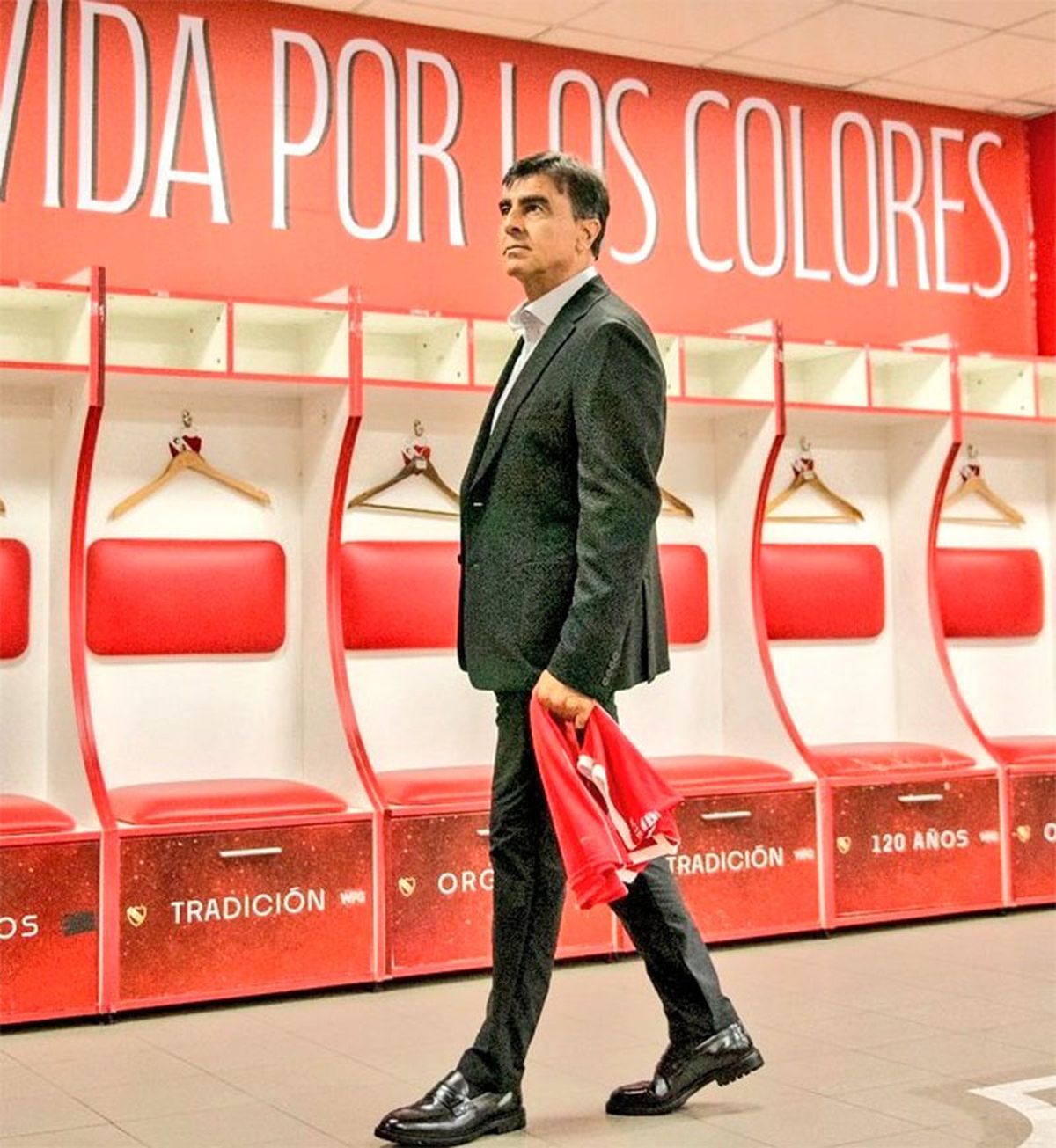 Gustavo Quinteros ya tiene su primer dolor de cabeza como DT de Independiente.
