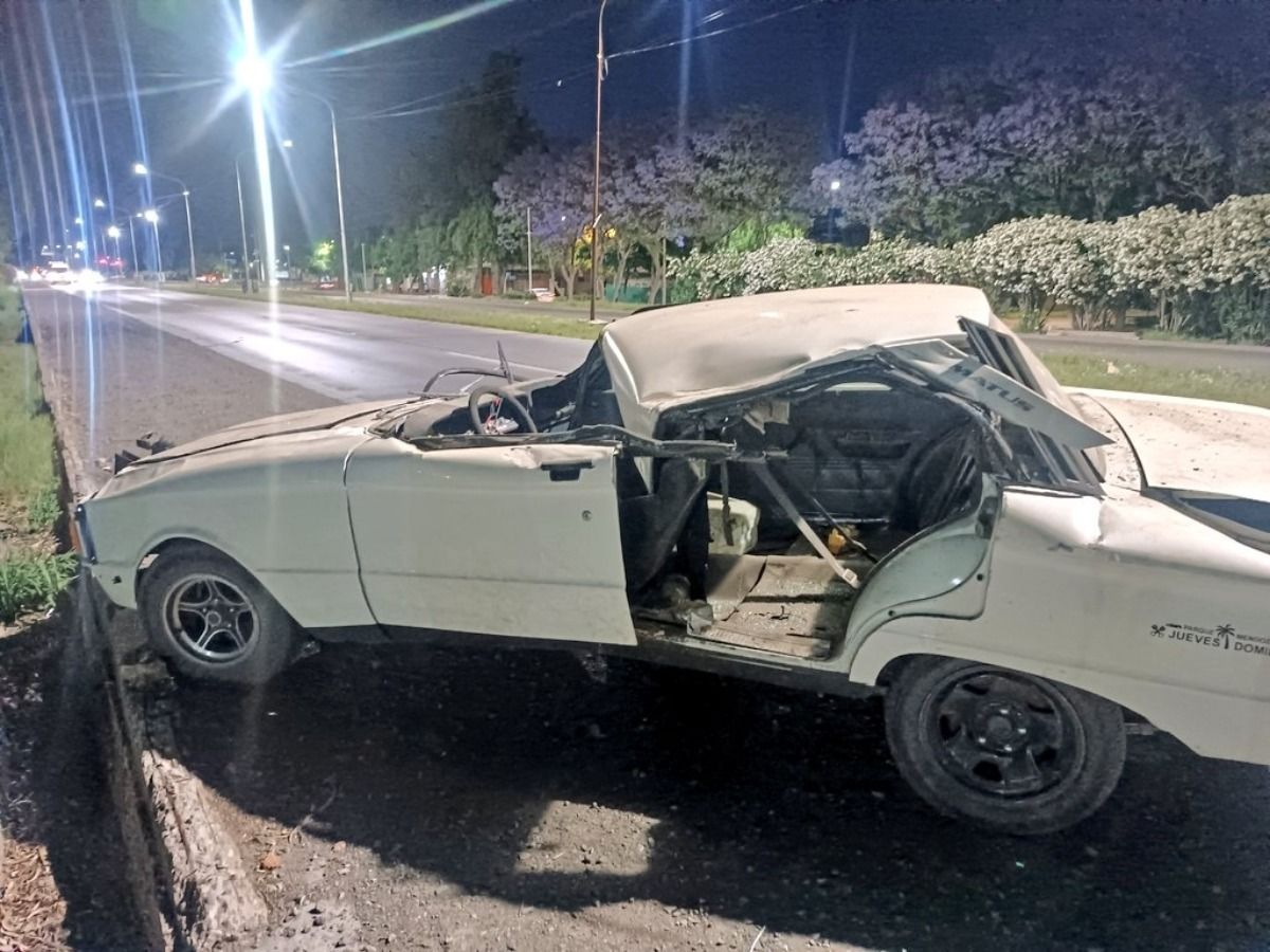 Otra imagen del Falcon siniestrado en Acceso Norte. Otra imagen del Falcon siniestrado en Acceso Norte.