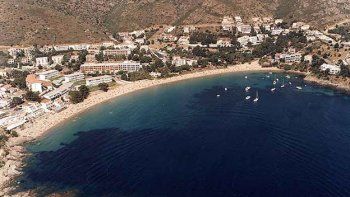 La Policía española encontró ocho cráneos y huesos humanos en una playa catalana