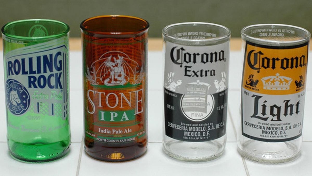 Al cortar las botellas de vidrio por la mitad, se consiguen clásicos vasos con estilo.