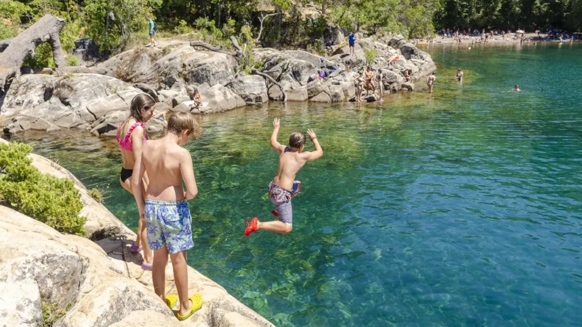 Arena blanca y aguas cristalinas: la Playa de Yuco permite bañarse en grandes piletones formados naturalmente Arena blanca y aguas cristalinas: la Playa de Yuco permite bañarse en grandes piletones formados naturalmente