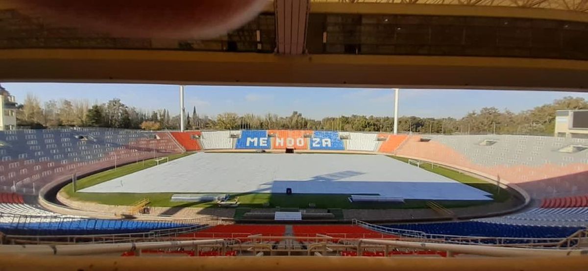 Así está trabajo en el resembrado del campo de juego en el Malvinas Argentinas.