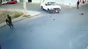 Un auto atropelló y mató a nene que caminaba de la mano con su mamá