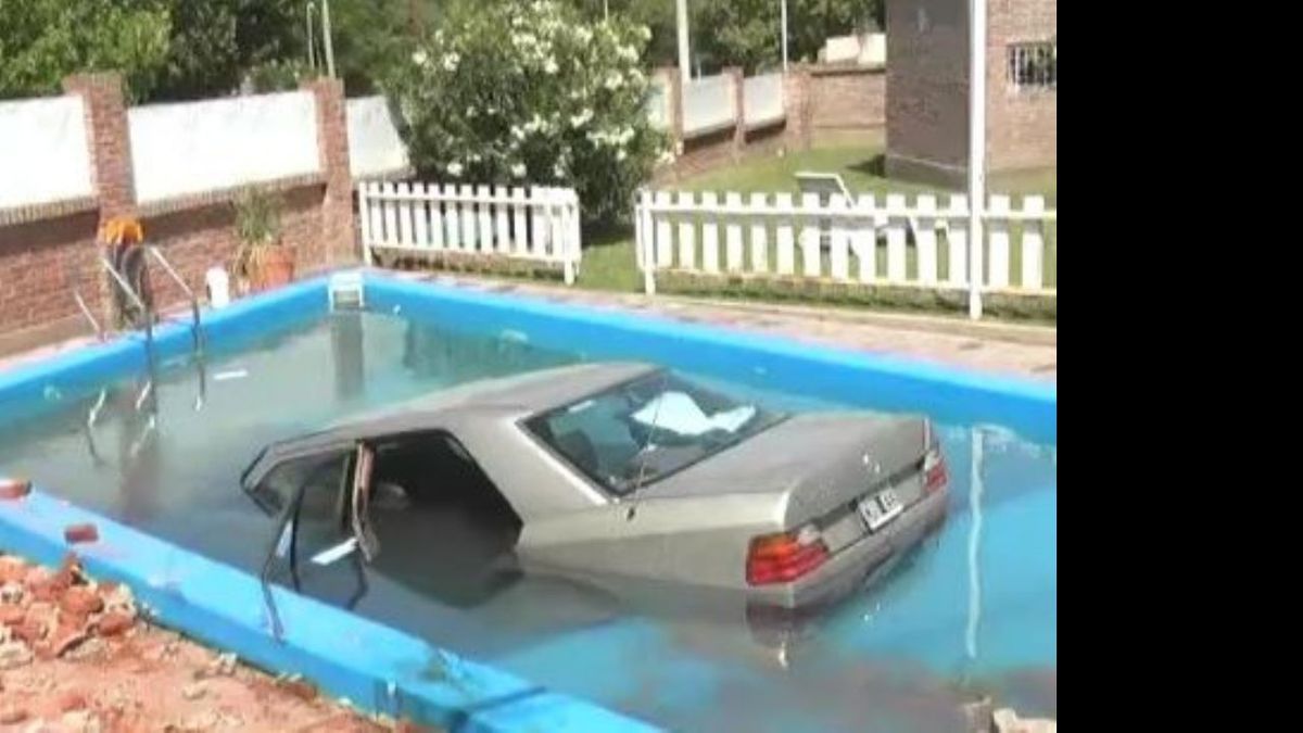 Se cayó con el auto en una pileta y se salvó de morir ahogado
