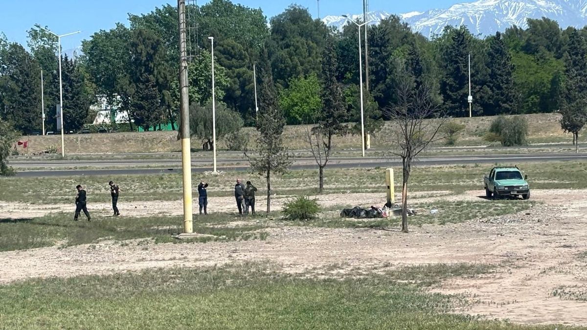 El lugar donde se instaló la pareja en situación de calle está ubicado en calle Azcuénaga y Acceso Sur, de Luján. 