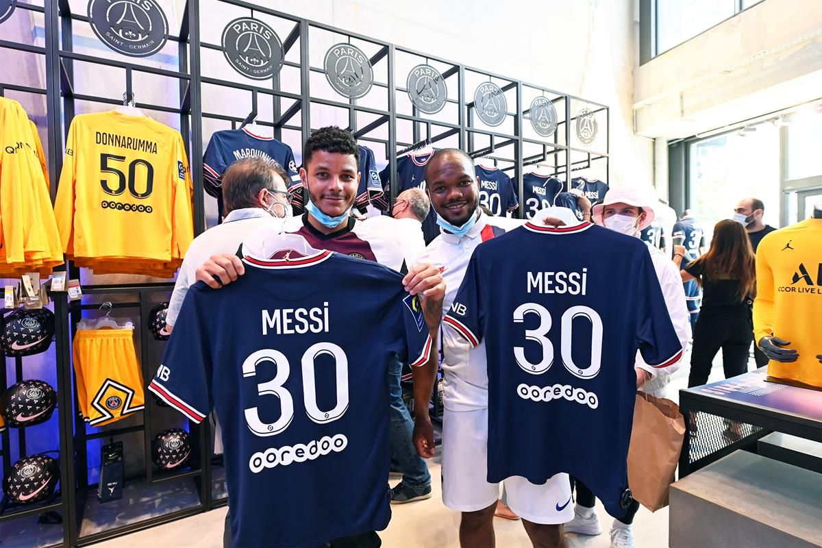 Los fans coparon el store del PSG para llevarse la camiseta 30 de Lionel Messi.