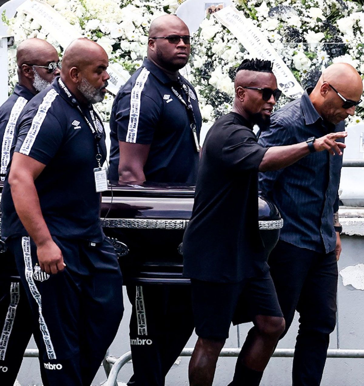 Ze Roberto ayudó a los hijos de Pelé a llevar el féretro
