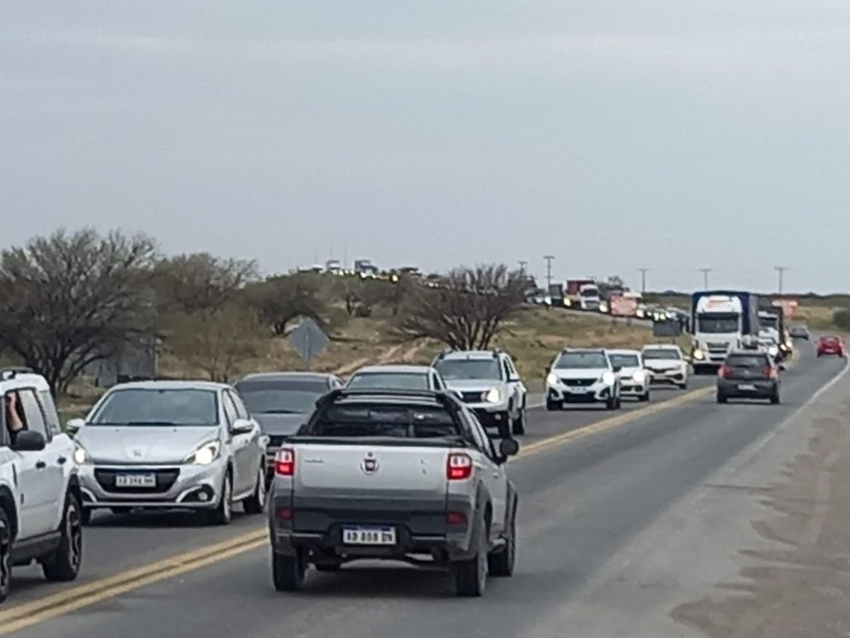 Turismo en Mendoza: récord de turistas y largas filas en el Arco Desaguadero.