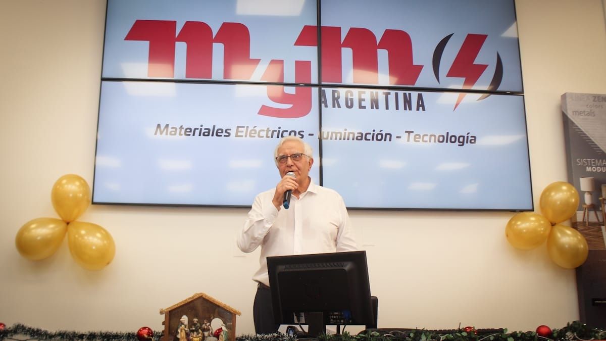 Jorge Salinas, dueño de la empresa, les dio la bienvenida a clientes y amigos que lo acompañan desde hace 50 años. Jorge Salinas, dueño de la empresa, les dio la bienvenida a clientes y amigos que lo acompañan desde hace 50 años.