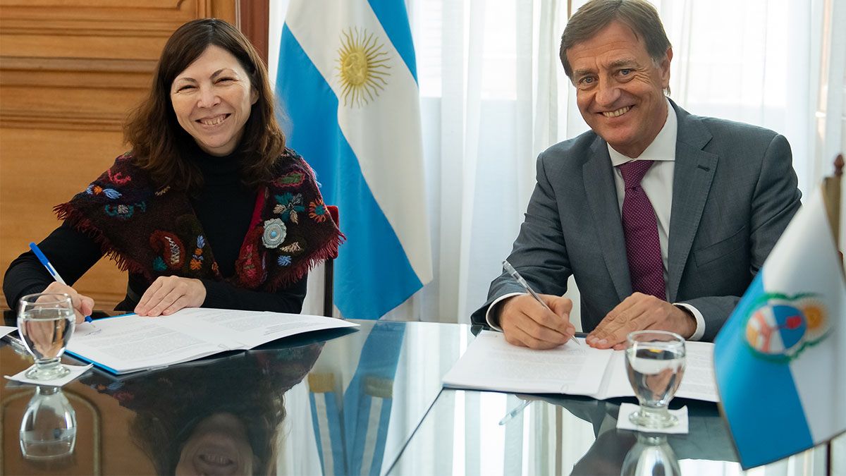 Silvina Batakis y el gobernador Rodolfo Suarez en uno de los últimos actos de la ministra de Economía como secretaria de Provincias.