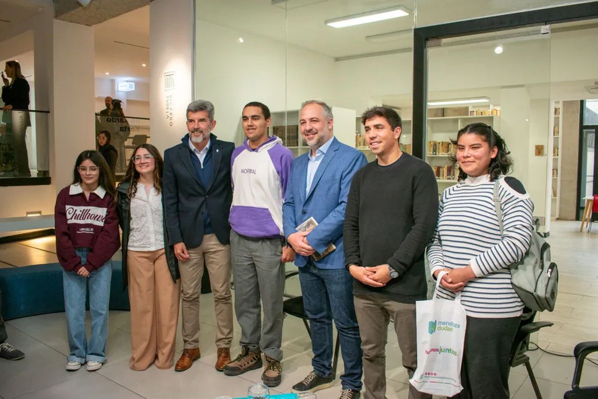 Los alumnos se reunieron para una despedida con los intendentes de Ciudad, Ulpiano Suarez y de Maipú, Matías Stevanato. Los alumnos se reunieron para una despedida con los intendentes de Ciudad, Ulpiano Suarez y de Maipú, Matías Stevanato.