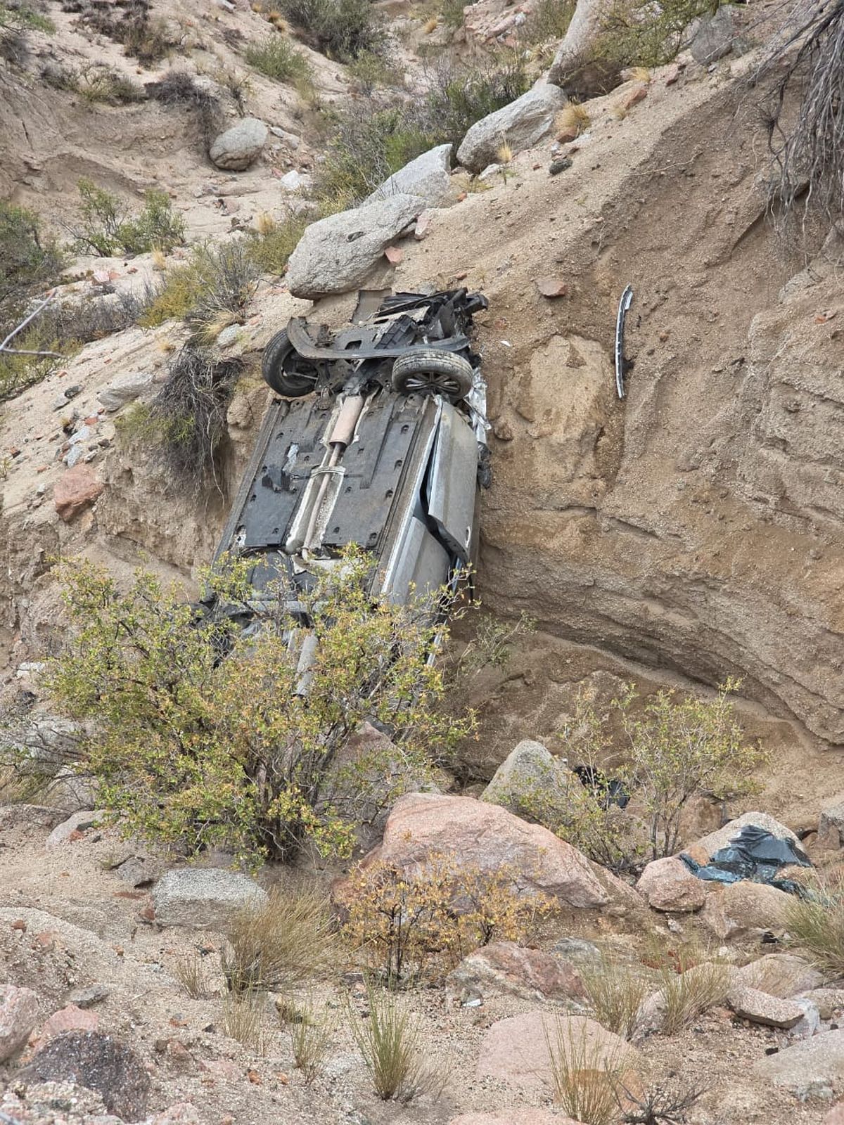 Los dos ocupantes que iban en el auto que sufrió el accidente fueron trasladados al Hospital Central. Los dos ocupantes que iban en el auto que sufrió el accidente fueron trasladados al Hospital Central.