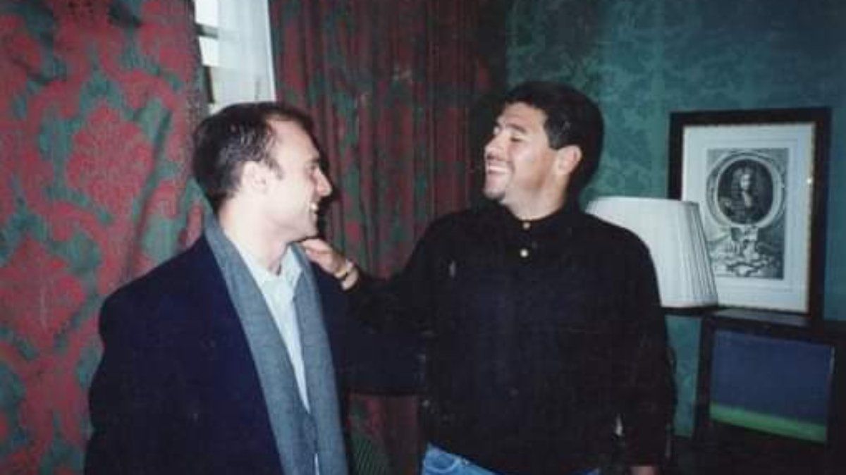 Esteban siempre tomó a Maradona, un chico pobre como él, como ejemplo de vida, y con la misma fórmula, esfuerzo y objetivos claros, también llegó a la cumbre de ámbito elegido: la educación y el conocimiento. Él fue el artífice de la visita de Diego a la Universidad de Oxford en 1995.